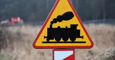 Podlaskie: wypadek na niestrzeżonym przejeździe kolejowym - dwie osoby w szpitalu