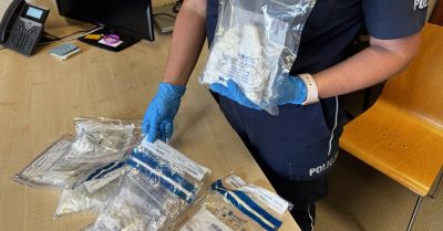 W mieszkaniu poszukiwanego 23-latka znaleziono blisko kilogram narkotyków