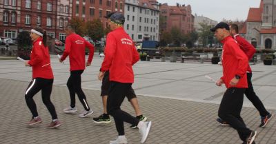 Czternastu biegaczy planuje pokonać 650 km do Wadowic
